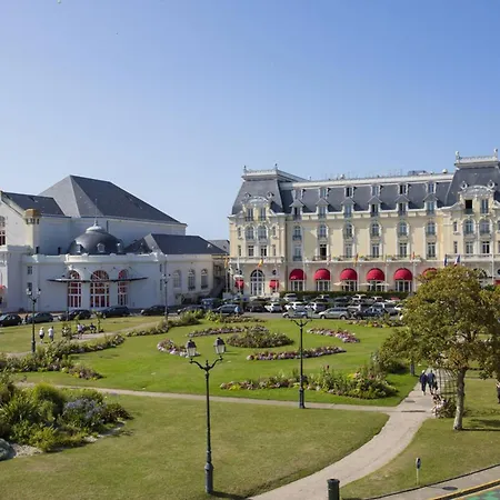 Lumineux Avec Balcon Et Parking A Deux Pas De La - Fr-1-788-56 *