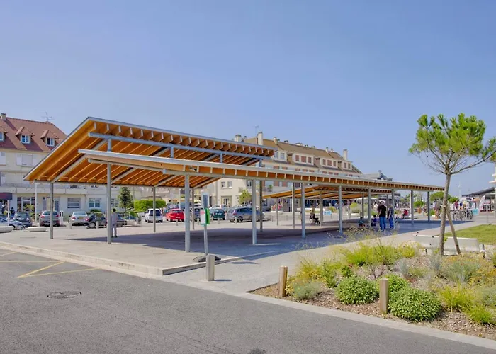 Lumineux Avec Balcon Et Parking A Deux Pas De La - Fr-1-788-56 * Merville-Franceville-Plage